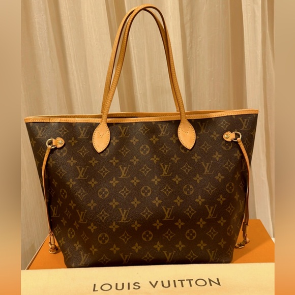 Louis Vuitton Handbags - 💯% Authentic Louis Vuitton Neverfull MM Bag✨
